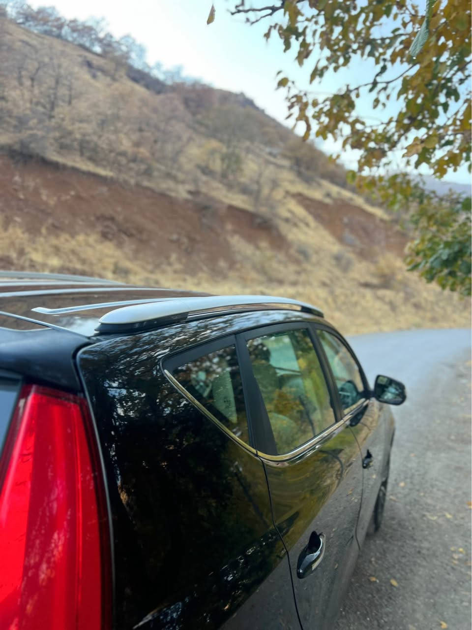 Geely emgrand x7 
2018
87 هەزار ڕۆیشتیە
سبوغ و ساردەکوتی نیە،
بەس هەندەک سەقف و بۆنیتی سپی بوویتەوە، 
سەیارەکە زۆر خاوێنە و گێڕ و مەکینەی بە شەرتە، گێڕ تۆماتیک و عادی، 
تەبرید و کارەباییات و هەموو شتێکی بێ عەیبە
*********** شومان, أربيل
