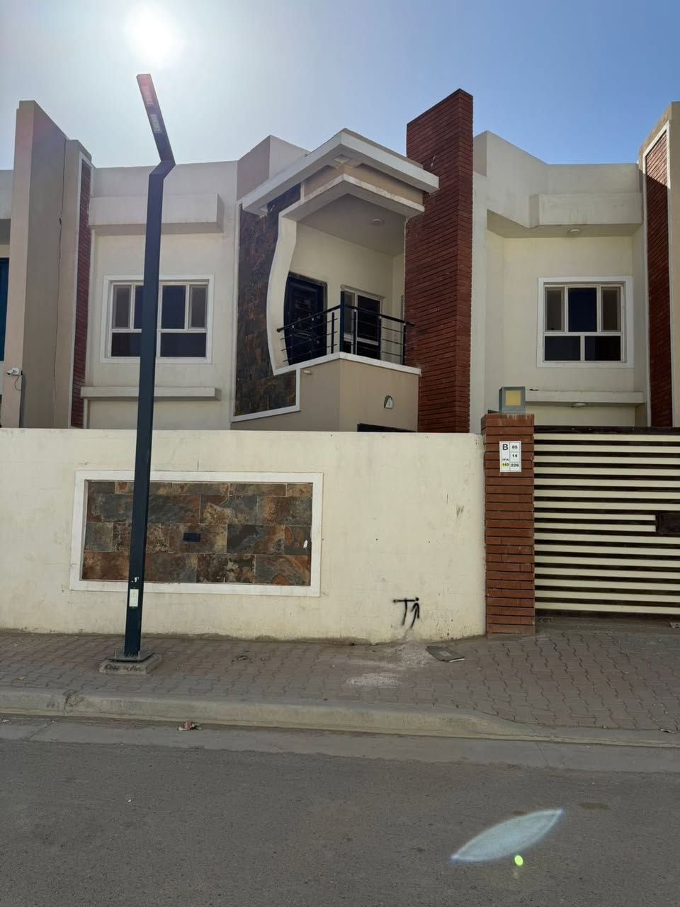 ‏بسم الله الرحمن الرحيم 
يعلن ‏مكتب عمر الدليمي للعقار 
‏بيت للبيع في مجمع ‏الجنائن السكني   في المرحلة الأولى نموذج B ‏رقم الدار 143 ‏مساحة الكلية للبيت 220 متر نزال 20 متر الواجهة 11 متر قرب شارع عيفان ‏البيت طابقين يحتوي على اربع  غرف نوم وصالة واستقبال وحديقة  وكراج السعر (250)وبي مجال 
 *********** واتساب 
 *********** كورك@إشارة
