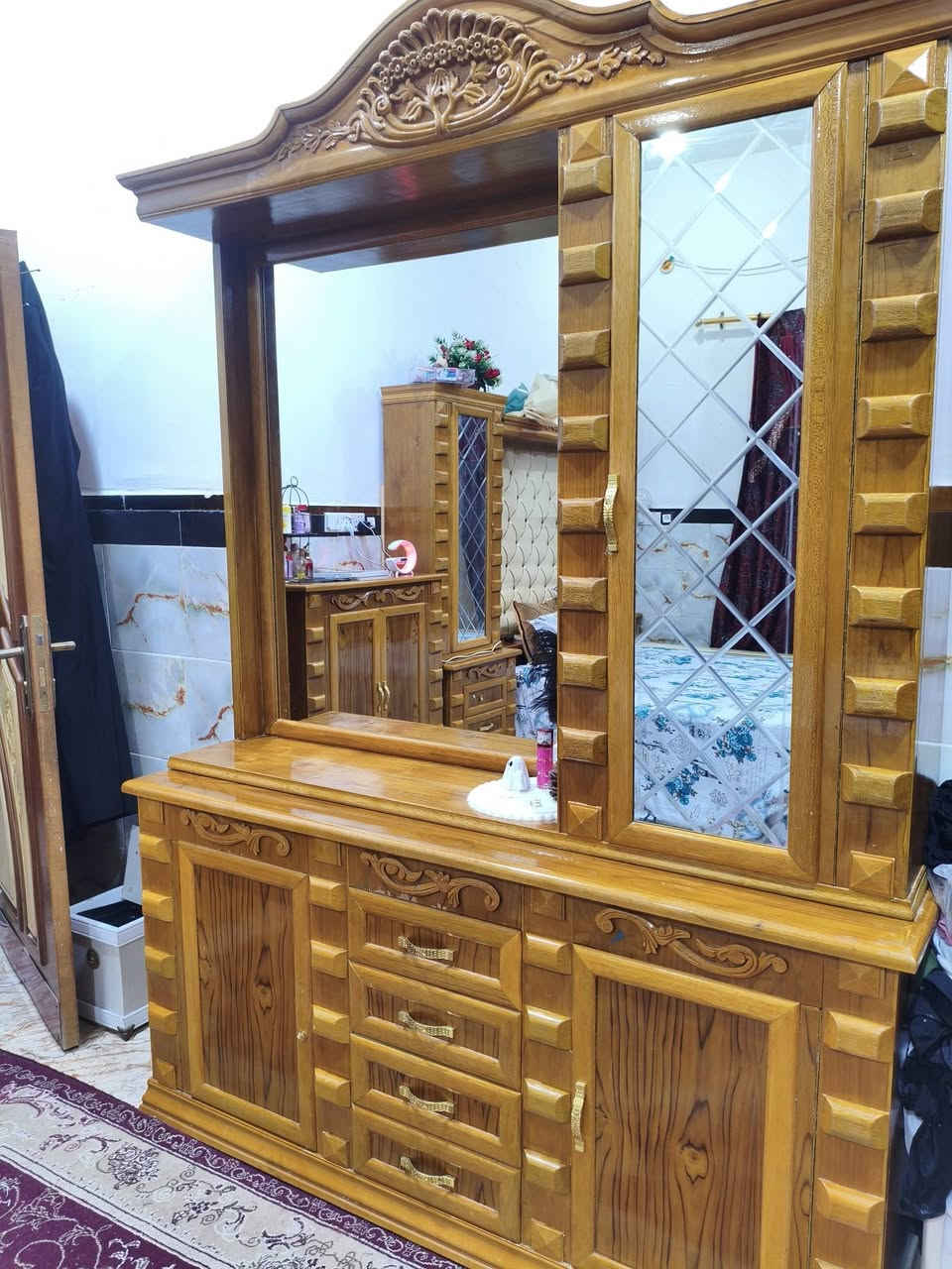 السلام عليكم غرفة للبيع جديدة صار سنة مشتريها كل شيء مابيها شراي يدخل خاص سعرها مليونين ونص وبيها مجال العنوان بصرة شط العرب رقم الهاتف***********
