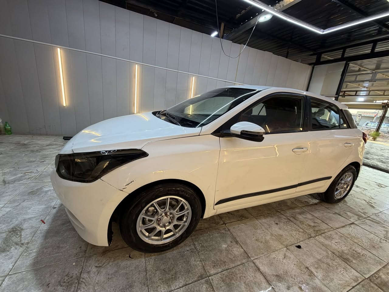 السلام عليكم 
هونداي اكسنت هاج باك
وارد خليجي
موديل 17
رقم بغداد تحويل مباشر
مكينه كير خير من لله
حداديه تخم تاير
تبريد ثلج
سياره نضيفه ومتذب عليه ربع اقتصاديه 
داخله نضيف
بيه صبغ ثلاث قطع رش اثر شخوط فقط
السعر84 وبيه مجال  او مراوس ترهم قسط بس كون مقدمه زينه
مكاني بابل ***********
