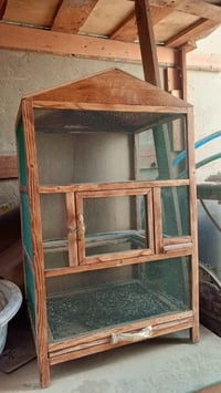 قفص للبيع عدد 2 شرط اي ضرار مابيه جديده والخشب مالهاا درجه اولى سعرها ...