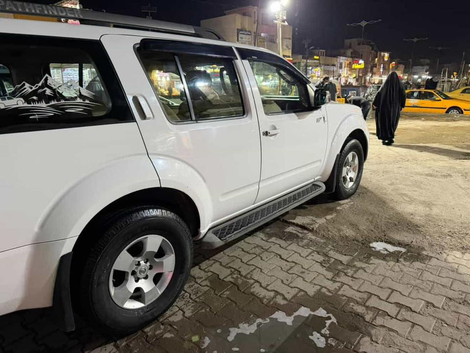 السلام عليكم شباب 
نيسان باثفندر 2010 السياره خليجيه 
مواصفاتهه فول الفول دشبول ارماده شاشات عدد 2 بلادي 
السياره مكفوله من كلشي ماعدا صار بيهه صبغ ربع البنيد اثر طخه بسيطه والدعمايات للجماليه  غير هذا الصبغ مابيهه
ماشيه 172 الف كم 
السعر 118 وبيهه مجال بسيط 
مكانهه بغداد البنوك للاستفسار اكثر 
***********
