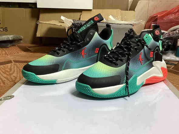 حذاء اصلي  بتصميم رائع ماركه السعر 35التواصل  واتساب ***********
