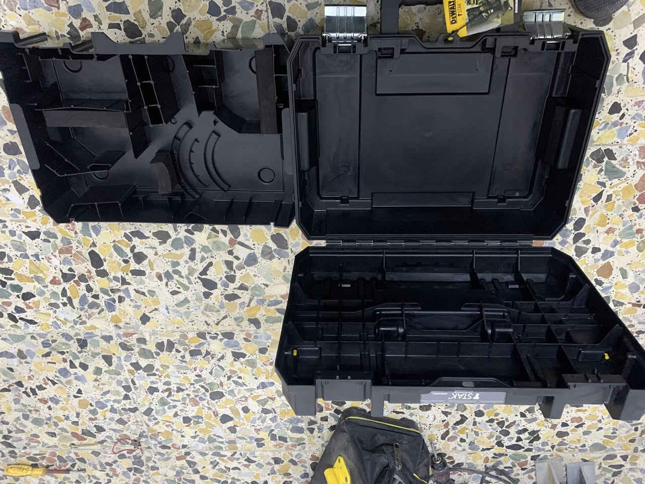 للبيع جنط ديوالت
عدد٢
بغداد م الصدر 
***********
السعر ٤٠ الف
