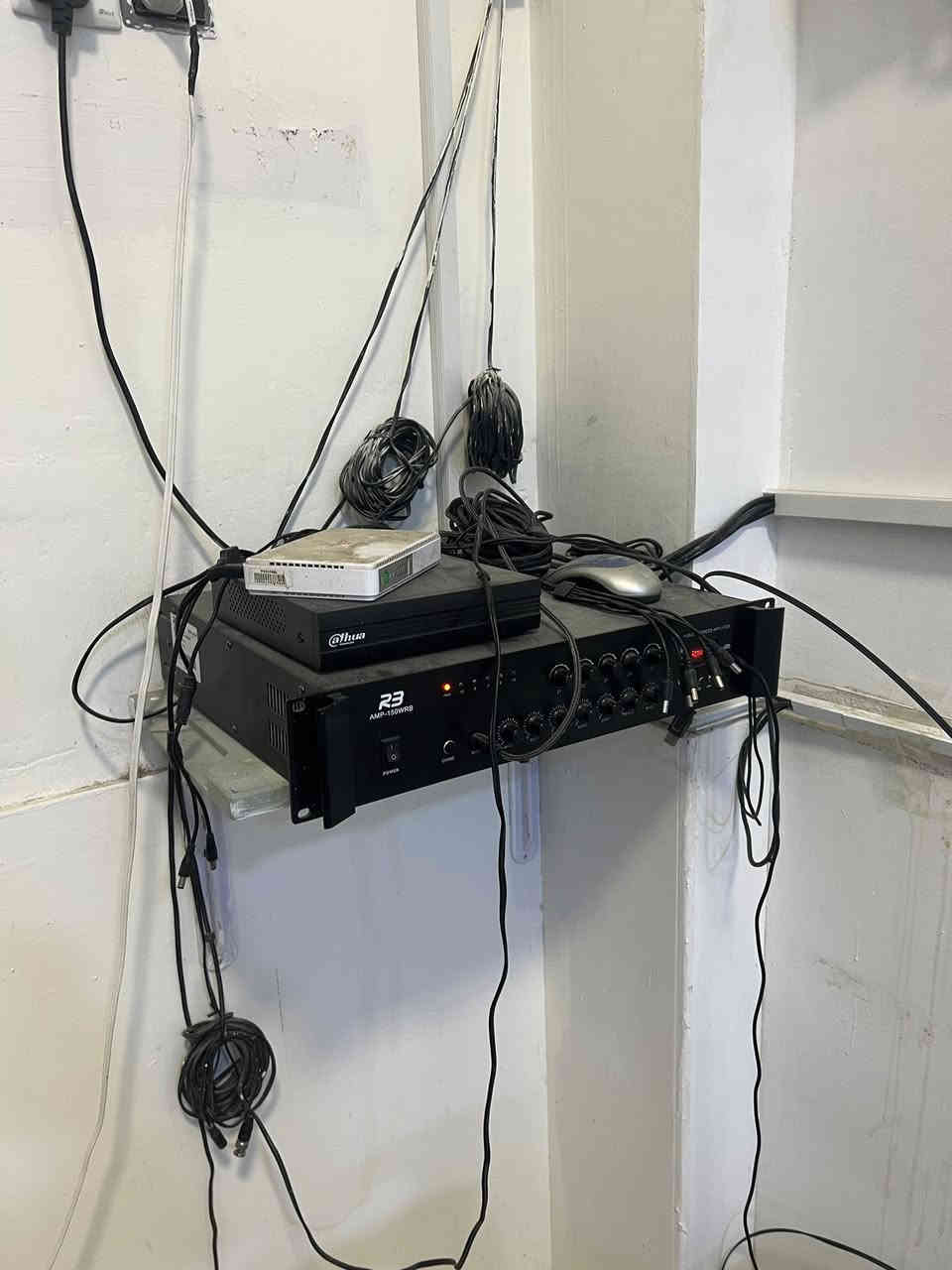 غراض مطعم و كوفي للبيع
ميوزة نوعية ممتازة الواحد ب٢٥ الف
كراسي الواحد ب١٢ الف 
برادات الواحد ب٢٥٠ الف
سبالت تحكم الوادي ٢ طن الواحد ب٦٠٠ الف
سستم صوت وياه ٤ سماعات ب٣٥٠ الف
كاونتر ٣ قطع ب٢٥٠ الف 
ميز سلستيل غذائي ب٩٠ الف
ميز كاشير ب١٠٠ الف 
شاشة حجم ٧٥ نوع شينون سمارت ب٨٠٠ الف
نص تخم ب٧٥ الف 
عربانة لبلبي الصفرة و الحمرة الوحدة ب١٥٠ الف
حماية مال اكل ب٤٠٠ الف 

السعر بيها شوية محال و الاغراض بعدهن اخو الجديد مستعملات شي كلش قليل 

مكاني بغداد العامرية 
***********
