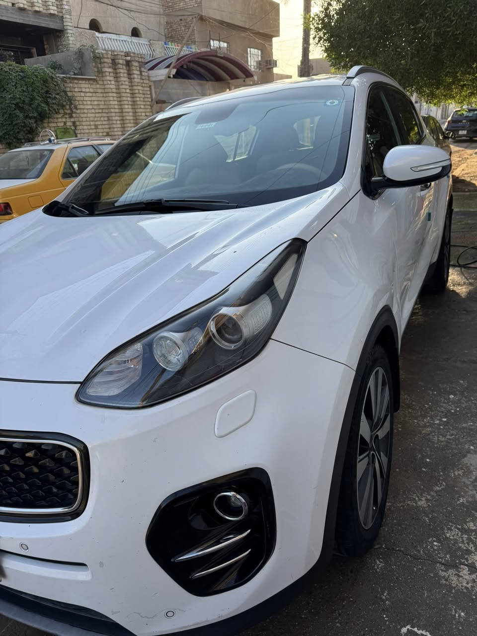 السلام عليكم سبورتج موديل 2018 لون ابيض خليجي بغداد باسمي رقم انكليزي محرك 2000مكفوله من الصبغ والتبديل وكذلك كفاله الكير والمحرك والتبريد ماشيه 108حقيقي تبريد قطعتين داخل بيجي حساسات امامي خلفي شاشه تبريد خير من الله وصدر بلادي بيها رصعتين بالجنطه وبالجاملغ الامامي مامطلعهن على البارد السعر 180وبيها مجال قليل مكاني بغداد حي العامل  للاستفسار ***********
