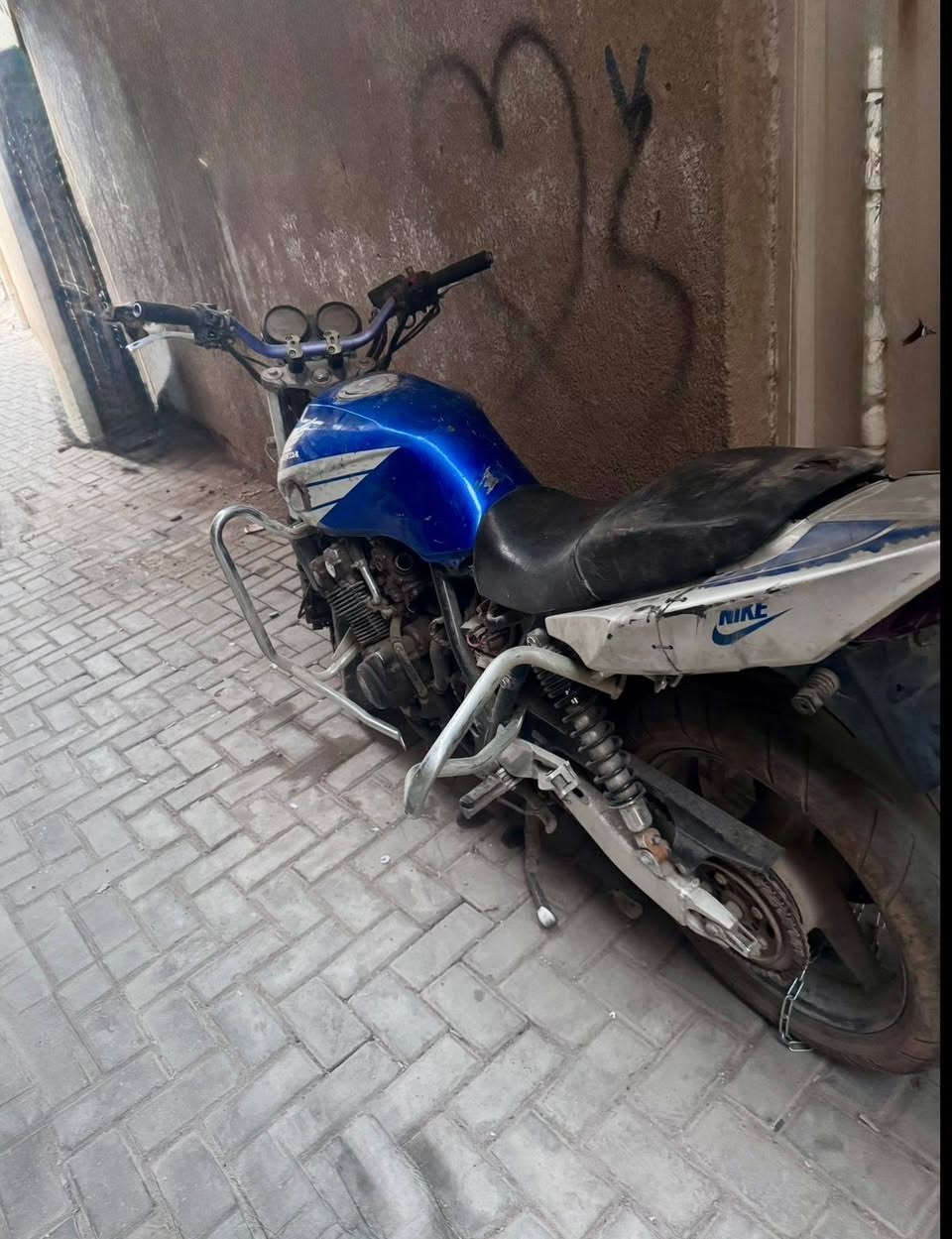 السلام عليكم 
دراجة للبيع نوع cb400 دراجة طافية كوم حديد 
كهربائيات شغالة كاملة كفرات و اشاير كاملات دراجة طافية العنوان بغداد سبع ابكار 
للاستفسار الاتصال على الرقم ***********
