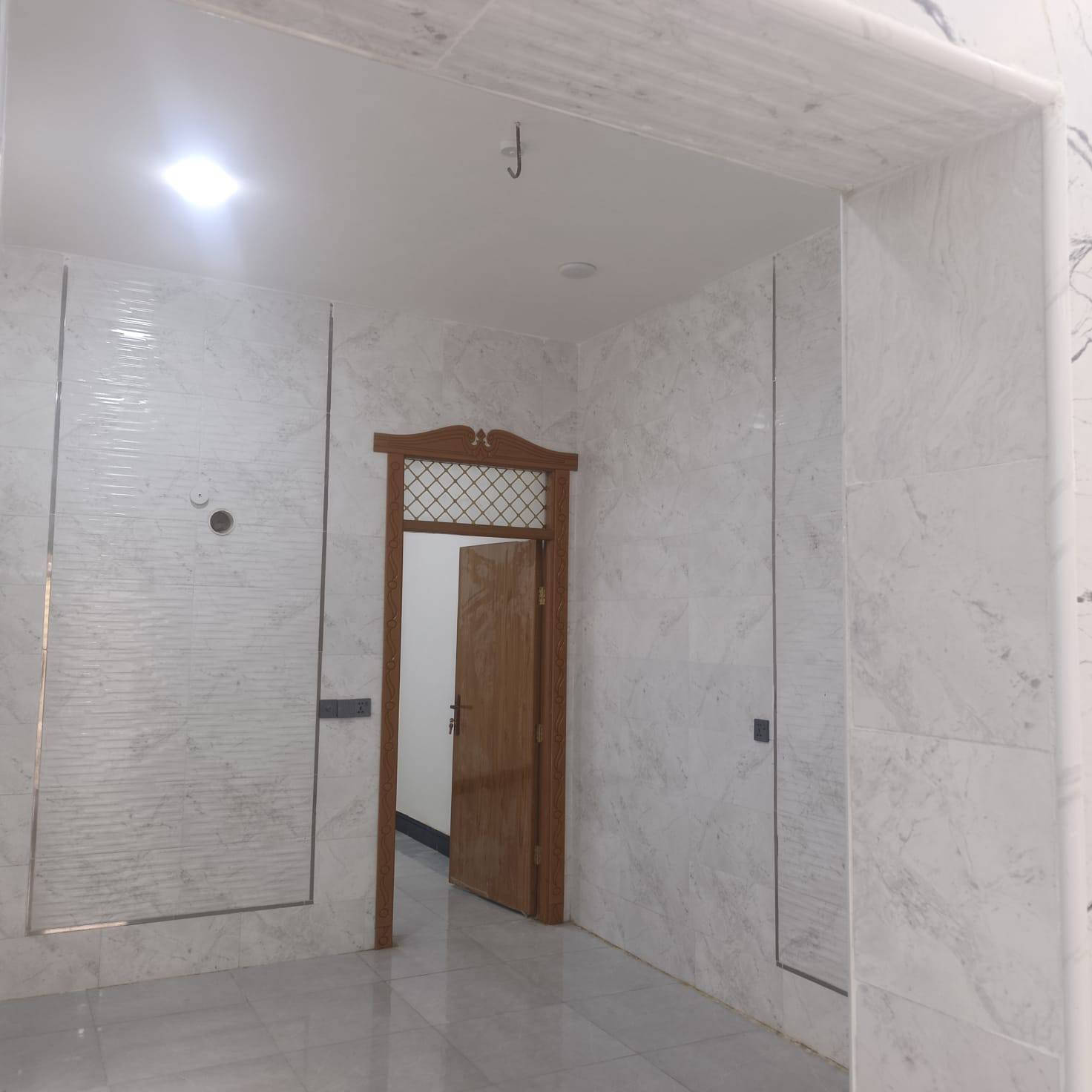 دار للبيع بالنداء شارع مجمع بيتي منطقة 56 بضهر شارع مجمع بيتي مساحة البيت 100 متر  طابق ونص سعر 115 مع المجال رقم الهاتف واتساب ***********
