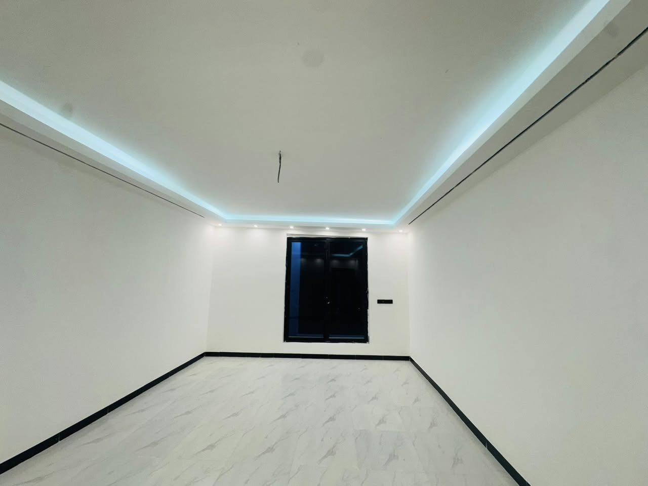 ‏دار سكن للبيع داخل مجمع الروان 
مساحة 100 طابقين 
  التقيه الثالثه خدمات كامل بنيان حديث  درجة أولى جاهز للسكن 
يحتوي ع غرفه  نوم عداد 2وصاله عداد 2 ومطبخ وصحيات وستقبال 
   ***********
