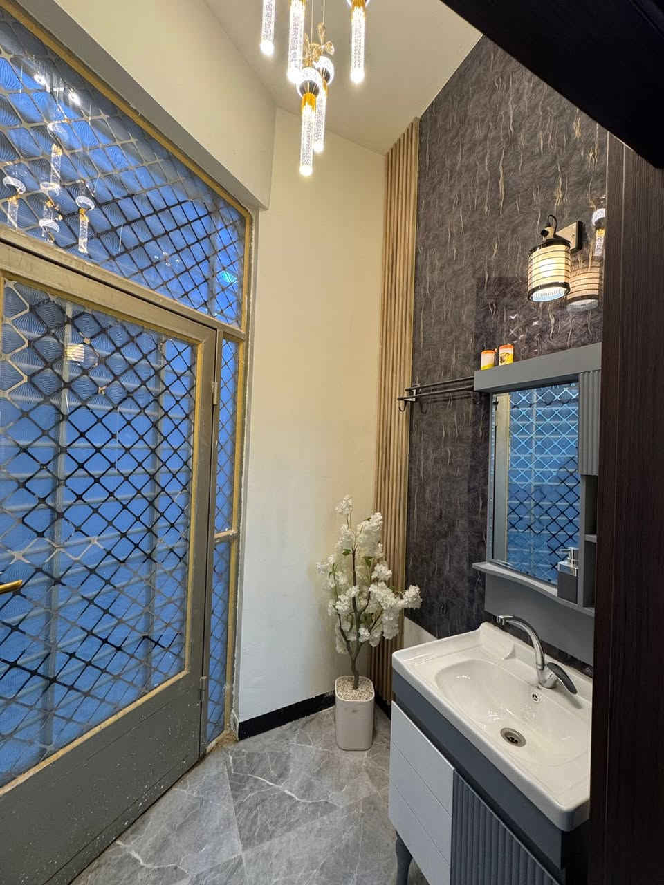 دار للبيع دوانم المعمل قرب جامع الكليدار طابق واحد مساحة 200م للاستفسار***********
