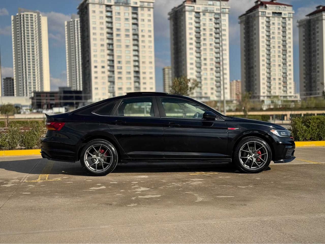 كوردی / عربی 
‎بسم الله الرحمن الرحيم
Jetta 2019 SE GLI body kit 
سەیارەیەکی جوان و گەنجانە و کەممەسرەف 
سەنەویو ڕەقەم تازیە تەحویل  غەرامە بە شەرت
مەکینە ٤ پستۆن ١.٤ تۆربۆ زۆر بەقوەت و مەرغوب
گێڕ و مەکینە و ڕادێتەرو تەبرید هەموی بەشەرت 
سڵانسای کۆنترۆڵی بۆ داندراوە سەوتێکی ڕاقی هەیە 
دفیوزەر و ویلی BBS ی لەسەرە و تایەی تازەیە
تازە کامل سێرڤس کراوە بانص و ڕۆن و هایدرۆلیک 
پێشو پشت کەپسە و ئێرباگ نەتەقیوە ✅
٨٠ هەزار ڕۆیشتوە …

نرخ  💵(( 155 ))💵 وەرەقە و معامەلە 

مواسەفات SE واتا 
پانۆراما و بەصمە و شەغال و برێک بەصمە 
کوشن جلد و ٤ کوشن و سوکان هیتەر و کارەبا 
٣٦٠ دەرەجە ڕادار و   حاسە و ئیمرجێنسی برەیک
شاشە کامێرە و نزامی CarPlay و android 
لایت پێش و دوا کامل لید و لایتو عەتەری GLI 
سوکان جلد و ڤۆلیۆم و دیاری کردنی خێرایی 
زۆر مواسەفاتی تر …

رەقەم شانصی : 3VWC57BU8KM195723
 
دەرگاو چەمەلغی پێشەوەی سەکن بۆیاخە لەگەڵ پەڵەیەک تەعدیل سارد بێ ناو بێ ئێرباگ 
لە ڕەسمی دەعمەکەیا دیارە 

ڤیدیۆی کاملی سەیارەکەم لایە کڕیار داوا بکات ✅

📍شوێن : سلێمانی 

***********☎️
ڤایبەر و واتسئاپی لەسەرە 

————————————————————
جيتا موديل ٢٠١٩ فئة SE  و محدث GLI 
ماشاءالله سيارة شبابية و اقتصادية و قوية 
سنوي و رقم جديد و تحويل مباشر و غرامة بشرط 
محرك ٤ سلندر ١.٤ تيربو قوي و اقتصادي و مرغوب 
كير و محرك و تبريد و راديتر حجر بيئة كل بشرط 
و عليه صوت اكزوز  عن طريق ريموت كونترول 
و علية  دفيوزةر و سبويلر و ويل BBS و تايرات جديد 
سوينا كامل سيرفس بانص و زيت محرك و هيدروليك 
بجم كبس حادث خفيف بدون دواخل بدون ارباك
٨٠ الف ماشي ….

سعر 💵(( 155 ))💵 ورقة و بيها مجال 

مواصفات: SE يعني 
سقف بانوراما و بصمة و تشغيل عن بعد 
كشن جلد و كهربائي و ٤ كشن و ستيرن تدفئة 
٣٦٠ درجة رادار و حساس و  امرجينسي بريك 
شاشە و کامیرا و نضام کمبیوتر CarPlay &android 
لايت امامي و خلفي كامل ليد و جمبر و لايت GLI
ستيرن جلد و تدفئة و فوليوم و تحديد سرعة 
بعد هواي مواصفات…

رقم شاصي: 3VWC57BU8KM195723

بجم كبس و بيها حادث خفيف ارباكات سليم
باب و جاملخ امامي سكن صبغ و شبر بارد بدون دواخل  مبين في صور حادث 

عندي فيديو كامل سيارة شراي آطلب و تدلل ✅

📍عنوان: سليمانية 

***********☎️
فايبر و واتساب موجود السليمانية, العراق
