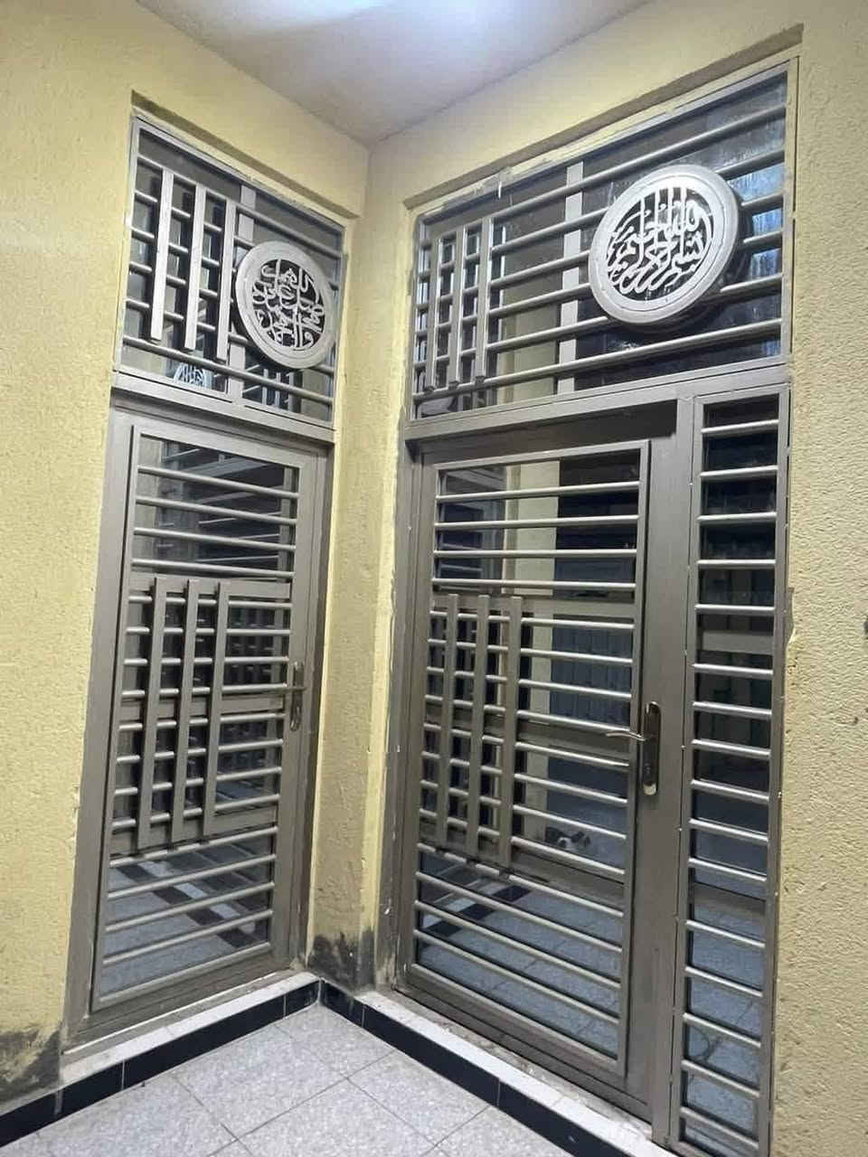 حدادة الزهيري عمل ابواب القاصه وابواب الخارجيه القاصه وابواب النقش الملكي حسب الديكور وابواب الداخليه والشبابيك الحديد حسب الطلب اسيا*********** اثير *********** محاويل منطقة حصن جعفر ابو ابها محلي في بيتي
