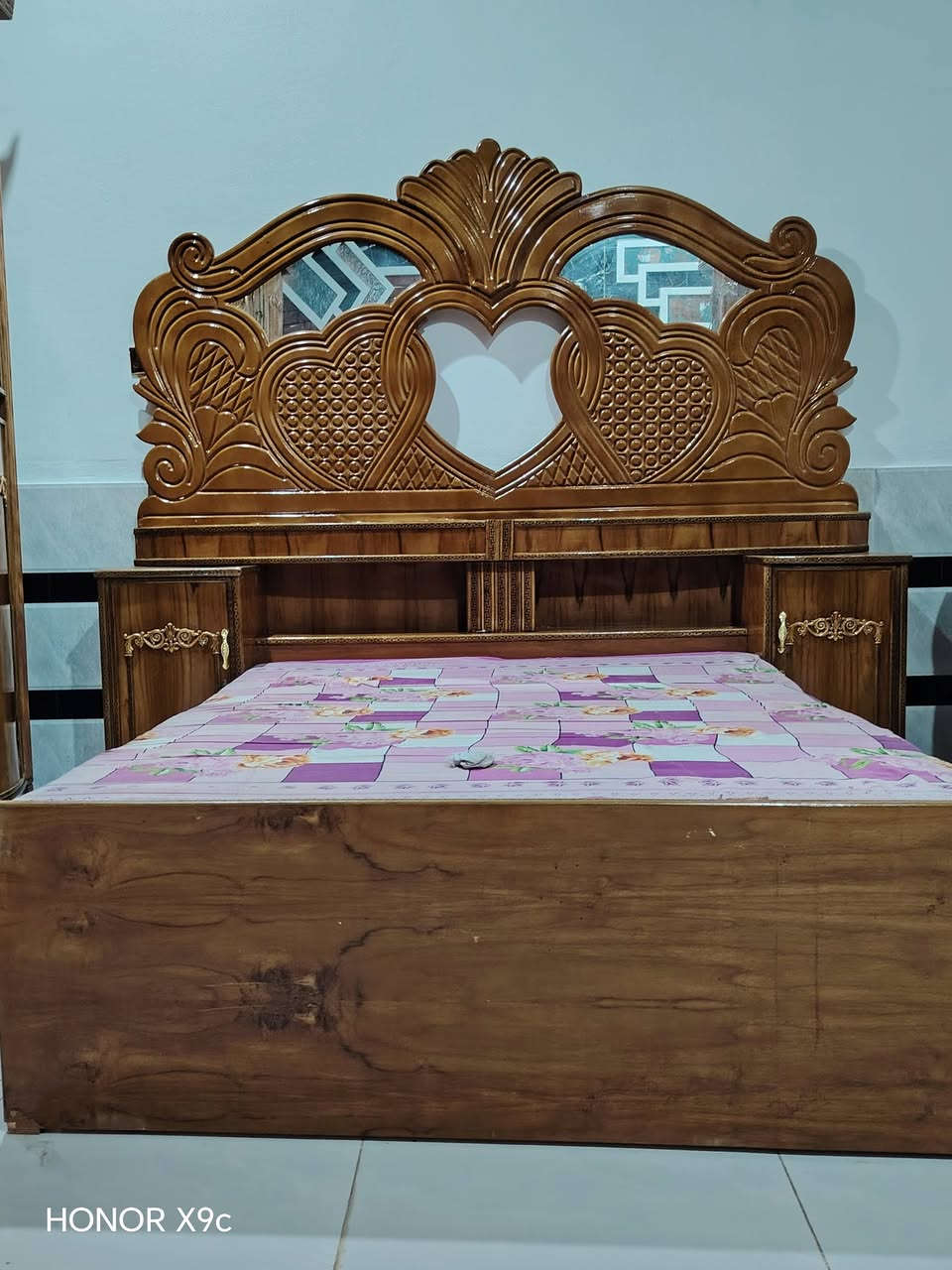 سلام عليكم يوجد قرفه تاج صاج داخل وخارج السعر ٩٥٠ وبيها مجال العنوان الرمانه الاستفسار على التلفون ***********
