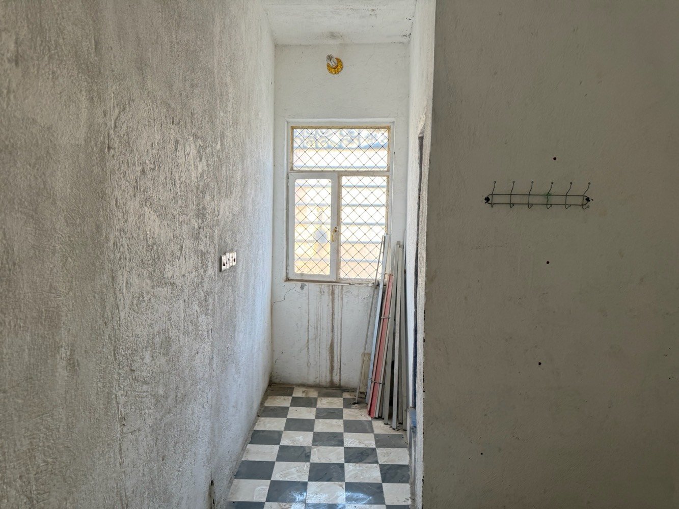 السلام عليكم محل للبيع في منطقة الماجديه المحط مساحته ٣+٤ يصلح صالون حلاقه او محل حلاقه رجالي  طابقين يحتوي الطابق الثاني على صحيات كما موضحه في الصوره اومخزن المحل كامل مقطوره ماء ماطور كيزر للاستفسار الاتصال على الرقم //

  ***********