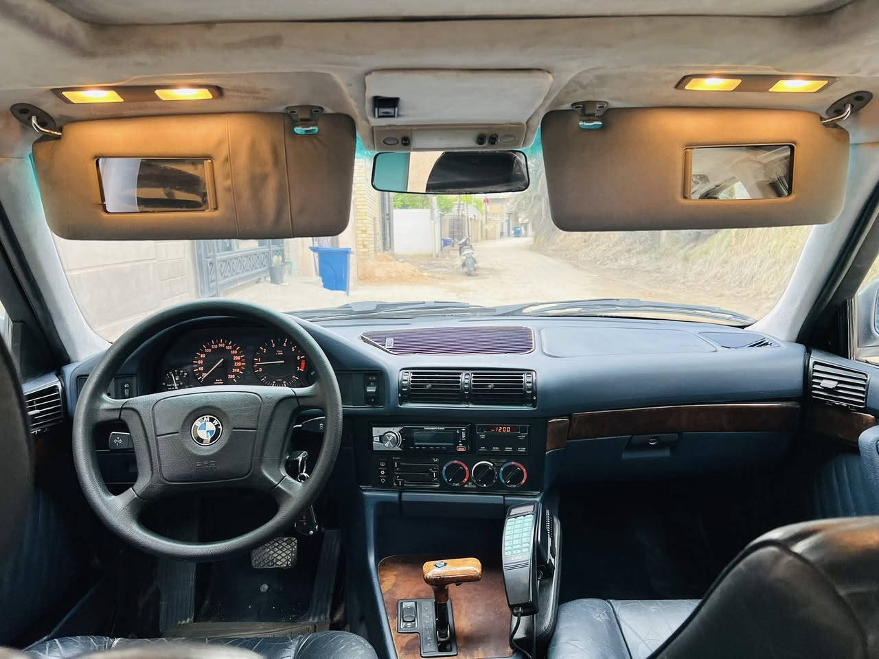 .
اللهم صل على محمد وعلى آل محمد 
525 مسكر عدل اصل بليته وسنويه موديل 92 رقم بغداد ( باسمنا ) السنويه نافذة لغاية 2029 السياره بلاديه حتى التدفئه شغاله مكفوله من الضربه والگص والخياس مصبوغه جماليه من الخارج فقط بيها تراي ونعومه مال حديث 
الگير والمحرك جدد حاويه المانيات ولا برغي مفتوح بيهن 
الحداديه كلها جديده من الطول للطول سفنجه 
منظومة تدفئه وتبريد كلها جديده وبلاد 
الكهربائيات كلها شغاله وبلاد بدون جطل وتيب 
تخم تاير اصلي جديد وباتري 90 جديد 
الحماوه ثابته تحت النص صيف وشتاء 
المواصفات المعروفه 
فتحه سلايت 
بچم عريض اصل 
دبل ايرباك 
دبل چكمچه 
كشنات فول كهرباء حتى التجاوي 
الغرفه كارتير ازرق جلد 
تدفئة و تبريد قطعتين فول 
ثلاثة وضعيات قياده 
سوارات لد اصليات 
اربعة جام كهربائي 
كمبيوتر 
بلوتوث وسستم سماعات الماني اصليات فول 
سنتر لوك وسويج ريمونت 
السعر الطلب في التعليقات وسوف يتم الرد تلقائياً 
العنوان بابل مركز المدينه 
*********** صاحب السياره
