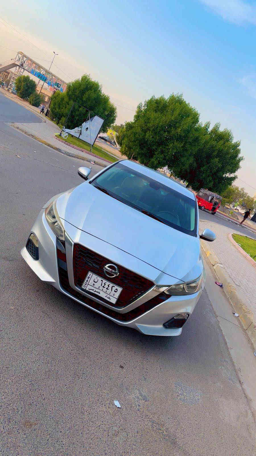 السلام عليكم 
نيسان التما 2019 فئة s وراد امريكي السياره جديده بمعنى الكلمه رقم بغداد تحويل مباشر بعيوني مكان السياره بغداد السيديه وهذا رقمي ***********
مواصفات السياره :.
شاشه جبيره 
فول تحكم ستيرن 
بصمه
داخل لونين 
اشاير مري 
رادر  امامي خلفي 
نظام تحديد مسار 
اوتو ستوب امامي خلفي 
‏carplay
كير اتو + عادي 
دكمه سبورت 
شاشه اعطال ديچتال 
كامره دواره 
حساس خلفي 
نقطه عماء 
حساس تاير +مانع انزلاق
وبعد بيه هوايه مواصفات مذاكره بغداد
