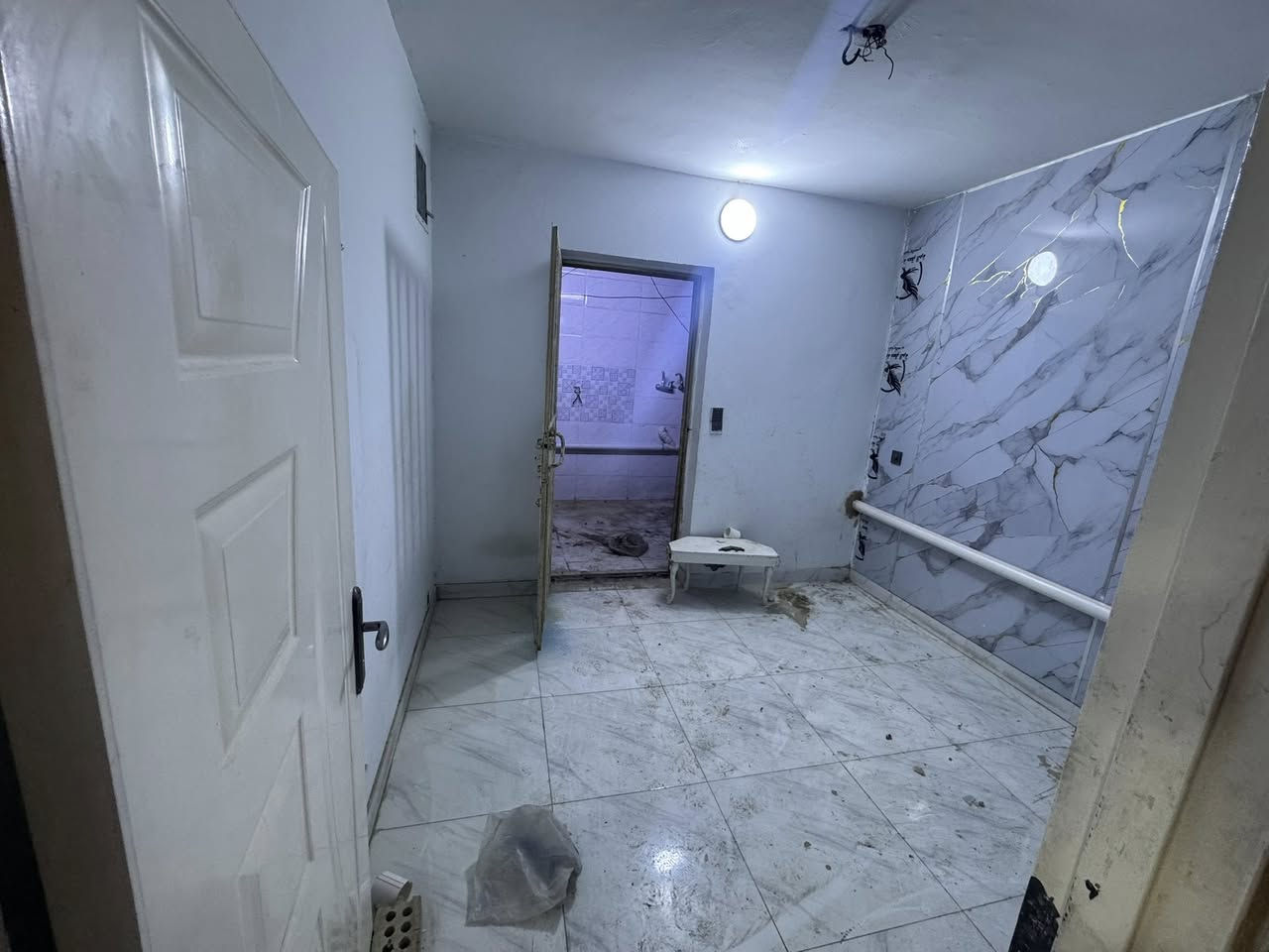 مشتمل اللايجار الدوره الصحه 
طابقين طابق الاول بي غرفتين وحمام ومطبخ 
طابق ثاني غرفتين وحمام 
سعر ٦٠٠
***********
