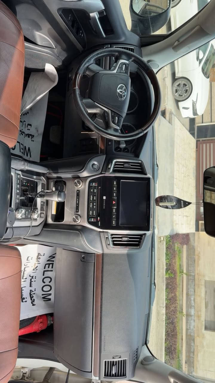 السلام عليكم

لاندكروزر موديل 2019 VXS
فل مواصفات
رقم بغداد باسم ميكنة
V8 سعة 5700

المواصفات:
 • فتحة سقف
 • بصمة تشغيل
 • شاشة
 • ميموري سيـت
 • ستاير كهرباء
 • تدفئة كشنات
 • 3 شاشات للركاب
 • 7 ركاب – أعلى فئة بالمواصفات

الممشى: 211 ألف كيلومتر
السيارة على إيدي من الزيرو، بدون أي نقص
جاهزة مجهزة بدون أي حادث أو كفالة

السعر المطلوب: 59,000 دولار وبيها مجال 
الموقع: بغداد – حي الجامعة

للاستفسار:
اركان – ***********
