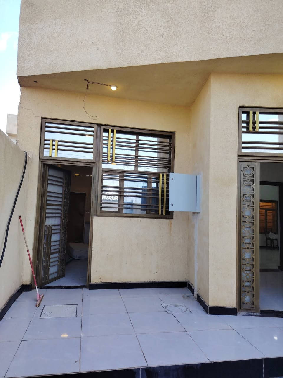 بيت للبيع  مساحه 250مترالعنوان التنومه نهر حسن مقابل مجمع تاج البصرة
***********
