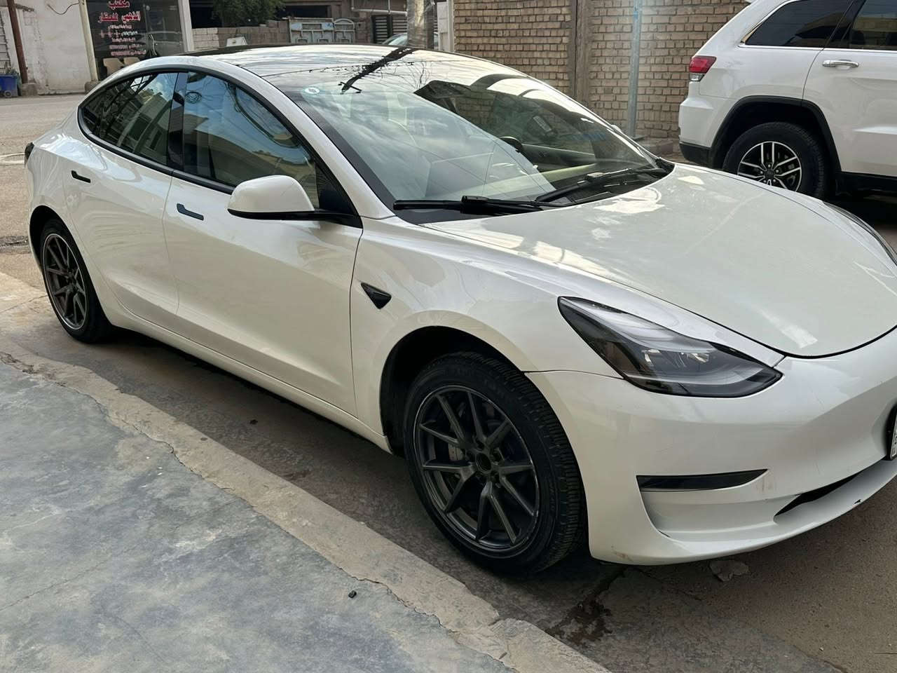 السلام عليكم تسلا 3 موديل 2023 ماشية 14 كيلو (تك ماطور +اوف لاين) داخل ابيض قطعتين صبغ بنيد وجاملغ جه السايق ايرباك درك وبرده سايق ودشبول  عندي ضرف وجاي ابيع سعر مناسب صور الحادث بالصور بغداد حي للجهاد اتصل بيك خير وتدلل الشراي ***********
