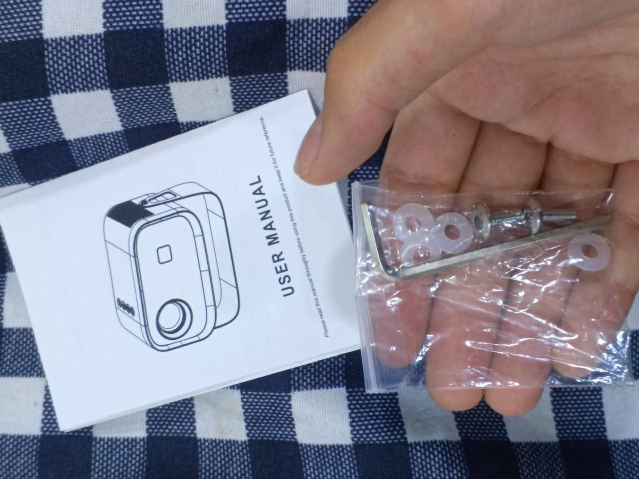 Projector.
نظيف وجديد مستخدم قليل .
فول مواصفات : 
دقة دمعة .
بلوتوث .
كيبل HD و AV و Power .
كنترول بلوتوث بدون تگطيع .
سماعات من نفس الجهاز .
مروحية تبريد .
وبي مدخل سماعات سلكية مال موبايل .
بالكارتون مع جميع الملحقات.
السعر 85 الف . 
الايسر حي الشيماء .

رجاءً الموشراي لا يدخل خاص .


**إذا كنت صاحب هذا الإعلان وتريد حذفه لأي سبب، رجاءا أرسل رسالة إلى الدعم الفني**