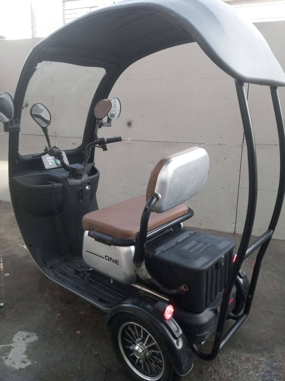 سلام عليكم دراجه شحن للبيع مكفوله وبيه وصل جديد وثمن بطاريات تمشي 6ساعات متوصله  شاشه رقميه  مكانه شهداء البياع ورقم *********** وحاكيه صوت
