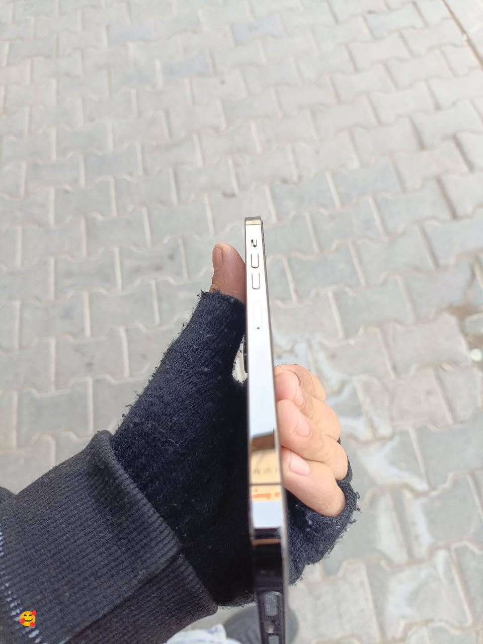 سلام عليكم
الجهاز ايفون 13 برو ماكس 
نموذجه : A امريكي 
الون : اسود 
ذاكرة : 1 تيرا 
بطاريه 90 
جهاز وتر لا مفتوح لا مبدل بي شي 
ملحقاته ، شاحنه ، 3 كفرات هديه
السعر 750 وبي مجال قليل 
مكاني النجف حي النصر  
شراي راسل واتساب : ***********
