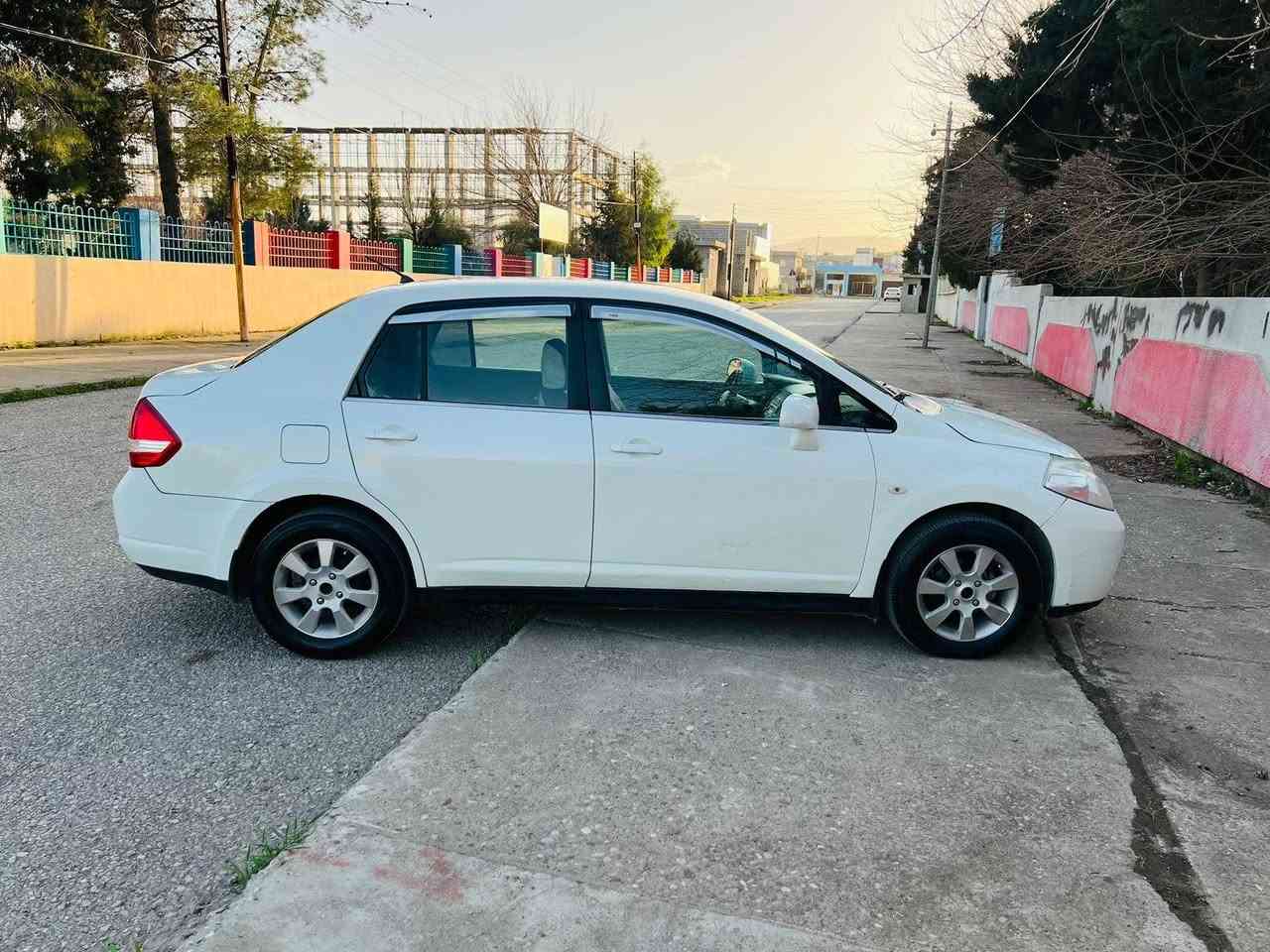 بەناوی خوای گەورە 
نیسان تیدا مۆدیلی 2009 ڕەنگی سپی سەدەف گێڕئۆتۆماتیک چوار جام کاربا ناوزەرد کەلەو کۆنتڕۆڵ عەینەک مەکینە 16بیلاد گێڕو مە کینە بەشەرت نەکراوەتەوە 175 هەزار ڕۆشتوە سەنەوی تازە بە سەرچووە بە شەرتی تە حویل  بۆیاخ دوو پەڵەی بچوک پێشو دوای کەپسە  ؟ ؟؟؟
***********
*********** حلبجة, السليمانية
