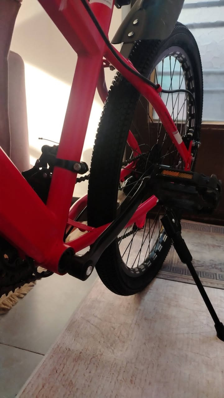 السلام عليكم بايسكل للبيع  نوع صيني درجه اولى دبلات امامي نوع رياضي ويل المنيوم حجم 26السعر ١٠٠ استخدام كم يوم لاتصال على رقم ***********
