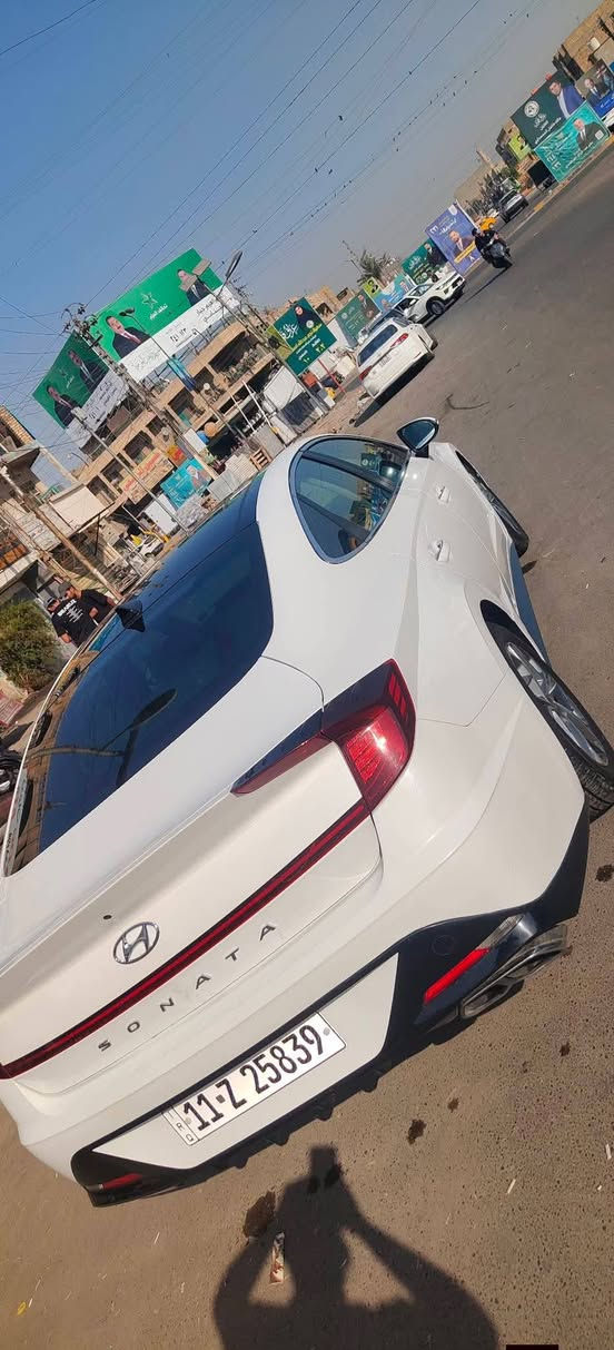 سلام عليكم 
سوناتا مواصفات SEL
بنوراما 
تشغيل عن بعد 
داخل ابيض 
بصمة تشغيل 
شاشة كبيرة 
عدادات ديجيتال 
تبريد شاشة 
تدفئة كشنات 
كرسي كهرباء 
نقط عمياء 
رادرات تحديد المسار 
السيارة جديدة وصور الحادث بلمنشور وجتي من امريكا بيها البابتين نفس الصفحة كلير 
السيارة بدون بارد بدون شخوط
والسيارة مشت بلعراق بس 2000 كيلو 
موديل 2023 
بسمي سنوية  😅
*********** بغداد, العراق
