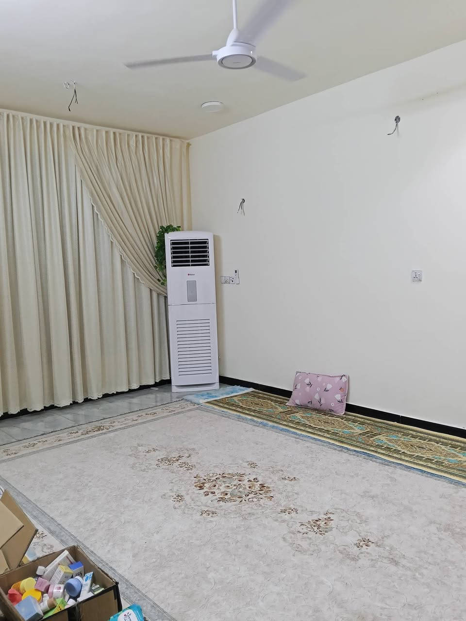بيت للبيع المساحه 150 
واجهه 6 نزال 25 
الموقع حي السلام الاولى خلف اسواق القريشي 
بناء طابقين 
يحتوي على 3 غرف نوم 
حديقه
استقبال و مطبخ وهول 
 3 صحيات
 3مناور 
للاستفسار الاتصال ‏‪0777 184 0987‬‏
