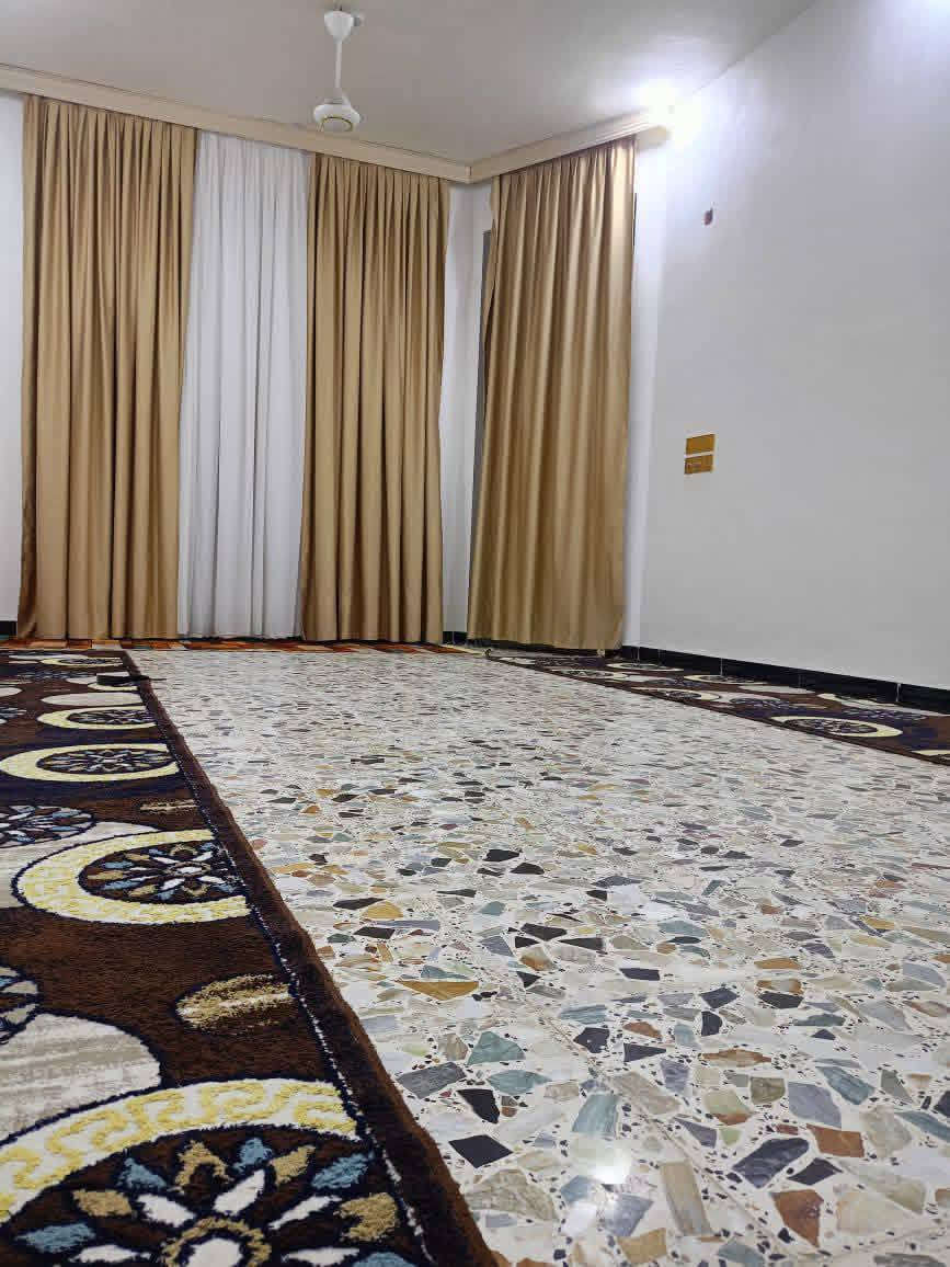 الدار للبيع في حي الحشد مجاور بنانزين خانة وادي السلام شارع الحي وتنزل ع شارع زين القوس الجوبة المساحة 200م طابقين وجه البيت قريب ع شارع العام  بظهرة شارع 20 مطلوب إسكان حوالي 42ونص باقي عليه تتحول ع المشتري اذاتم الاتفاق يبعد عن سايدين200م
غرف نوم 4 مساحة5في 4 احدالغرف. عوزها بس لبخ صاله 9في 4ونص مطبخ حاربارد5ونص في4ونص  استقبال7ونص في4ونص بناء حديث 2024
للأستفسار***********
