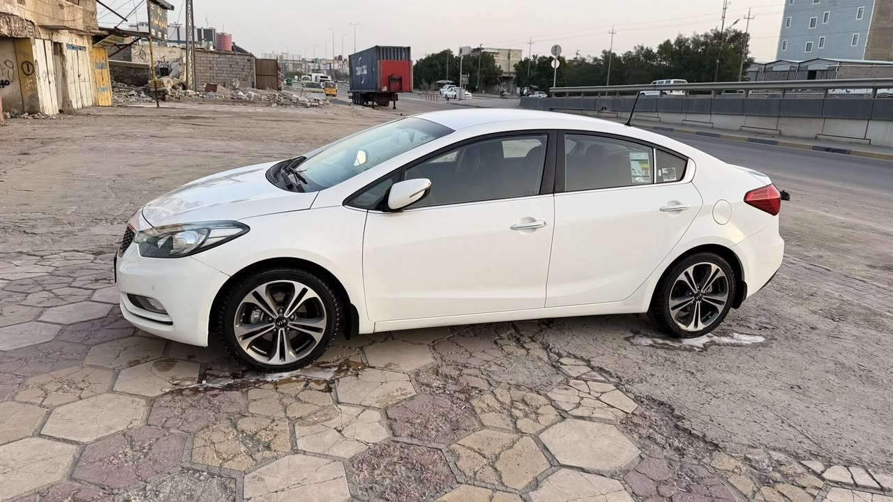 السلام عليكم 
كيا سيراتو مديل 2014 مكفوله من الضربه والحادث وارد خليكي بيه بارد كد اصبع وكارت بالباب كد اصبعين سياره على وضع الشركه رقم بصره جديد تحويل شرط 
شفتات تحكم استيرن جهتين ويل كب لد امامي خلفي 
مكينه 1600 مكفوله من الفتح 
السعر 132 
***********
مكاني البصره
