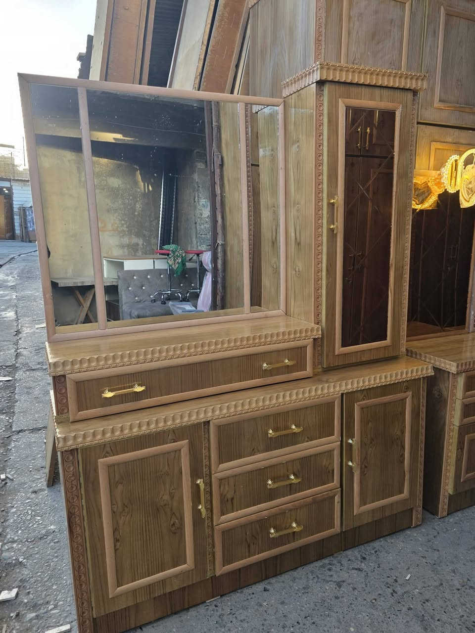 غرفه 5 ابواب. ملحق فصال تركي خشب عراقي صاج 5مليم شرط ثقيل درجه اولئ السعر 150مليون عليه عرض خاص فتره محدوده عنوان موصل باب جديده داخل ساحة نادي الفتوه الرياضي مقابل افران السيد رجأ الما يشتري لا يخابر اقساط ما عندي  *********** اسيا ***********
