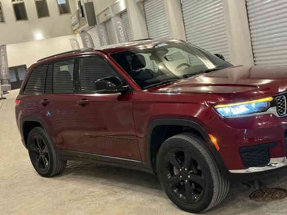 السلام عليكم من رخصه الادمن للبيع فقط جيب موديل 23 بانزين رقم اربيل حادثها موضح ب صور فقط بنيد مصبوغ فول مواصفات بلاك توب فتحه سقف جلد فور ويل 5 راكب 6 سلندر  ويل 20 باب خلفي كهرباء شاشه كبيره توقف ذاتي كامره خلفيه نقطه عمياء ماشيه 48 كيلو مكانها الكراده كل نقص مابيها سعرها320 الف دولار ***********
