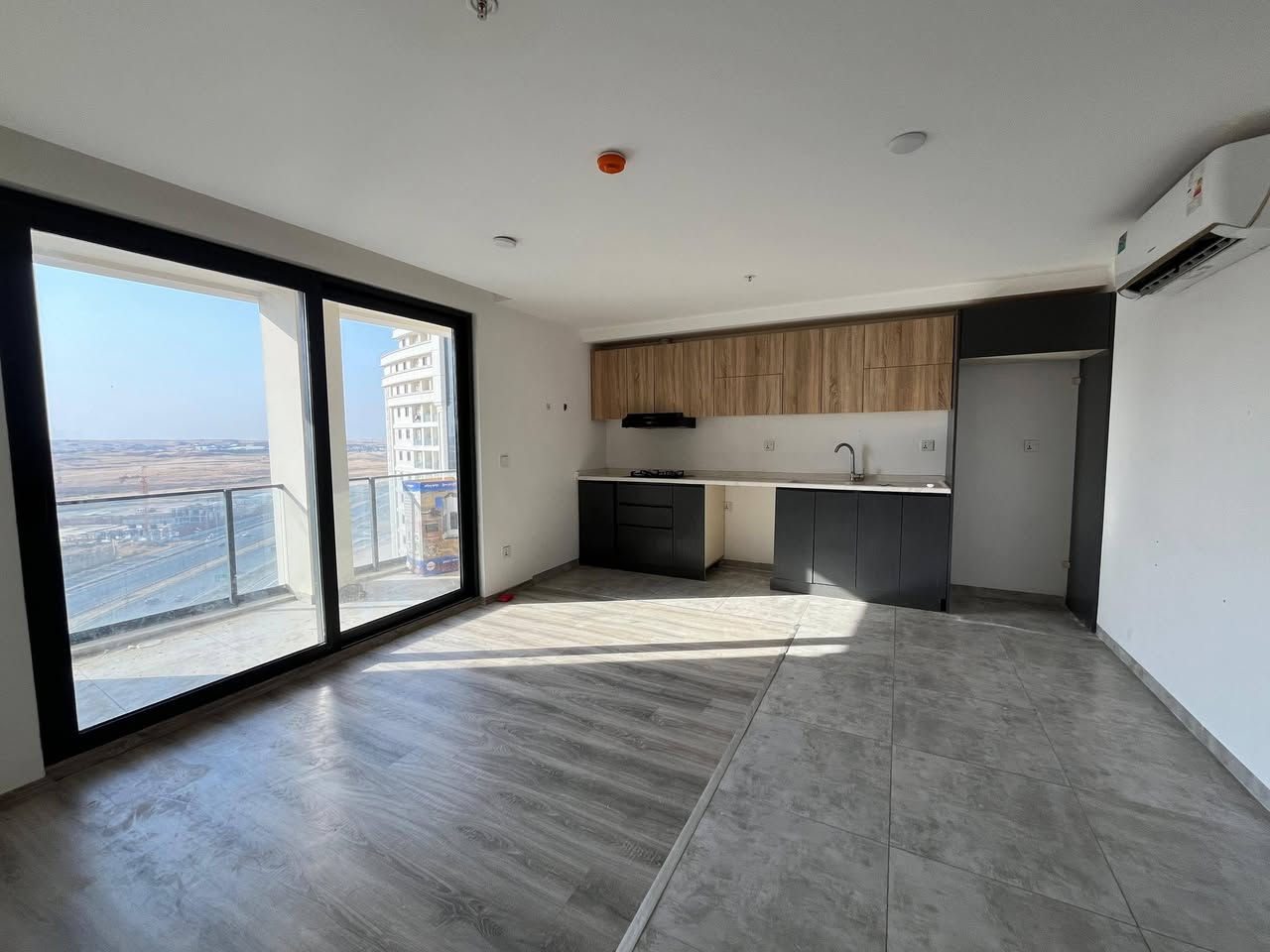 شقه للايجار منطقه ذهبيه
مجمع لايف تاور 
غرفه صاله 
فارغه 
واجهه 120 
الاستفسار على واتساب 
رقم 
***********
