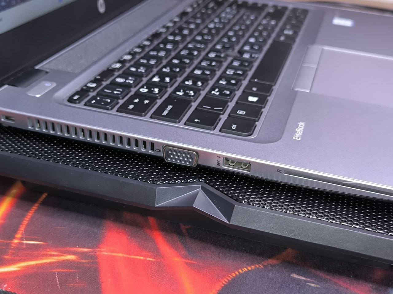 لابتوب HP 🔥 للبيع ✨
‏
‏سريق وقوي،  مناسب للدراسة والبحوث والتصميم والاعمال المكتبية،  وايضا مناسب للالعاب وينطيك سلاسة ولعب حلوا ✨ ++ نظافة قوية
‏
‏المواصفات  
‏المعالج/ core i5 الجيل السابع 🔥
‏رام      /  8 ddr4  GB  
‏التخزين/ 256  ssd GB 
‏الشاشة / 14 انج 
‏
‏ملحقاته كاملة
‏- شاحنتة الاصلية
‏- ماوس
‏- ماوس باد
‏- حقيبة خاصة
‏
‏السعر: 265 الف / ضمان 10 ايام استبدال في حال وجود اي خلل او مشكلة 
‏
‏يتوفر توصيل كل العراق
‏راسلني ماسنجر
‏واتساب / ***********
