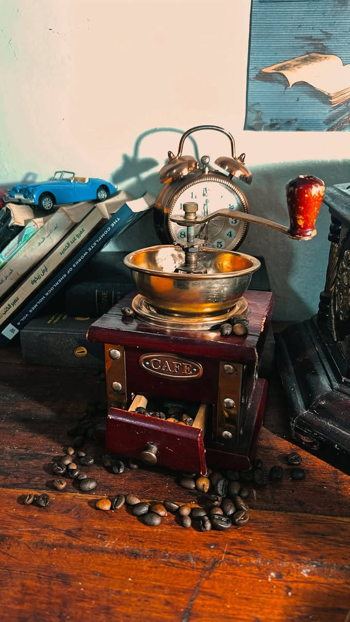 ☕ مطحنة قهوة كلاسيكية ديكور وفينتاج ☕

إذا كنت من عشاق القطع القديمة والديكور الراقي، هاذ المطحنة تضيف لمسة دافئة وأنيقة لأي بلاصة 
المكتب أو المقهى. تصميم كلاسيكي مصنوع من الخشب مع تفاصيل من النحاس يخليها قطعة ديكور مميزة وتلفت الانتباه من أول نظرة.

✨ تصميم فينتاج أنيق
✨ تفاصيل دقيقة وتشطيب راقٍ
✨ مناسبة للديكور، والاستعمال والتصوير، المقاهي 
والركن الكلاسيكي
✨ قطعة تضيف جوّ من الأصالة والحنين للزمن الجميل

📏 حالة ممتازة وتعمل كما هو موضح في الصور.

💰 فرصة لعشاق التحف والديكور الفخم، قطعة مميزة ما تتفوتش.

📩 للمهتمين، راسلونا عالخاص للاستفسار والسعر


**إذا كنت صاحب هذا الإعلان وتريد حذفه لأي سبب، رجاءا أرسل رسالة إلى الدعم الفني**