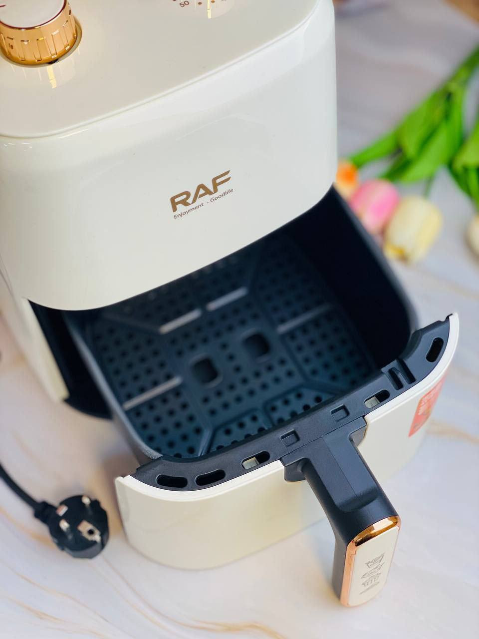 مقلاة راف الهوائية سعة 3 لتر - #الاصلي المنشأ ألماني🇩🇪💯

الأداة المثالية لعشاق الطعام اللذيذ والراغبين بالطهي الصحي. تتيح لك هذه المقلاة الهوائية تحضير أطباقك المفضلة بأستخدام كمية قليلة من الزيت أو بدونه،
مع الحفاظ على قرمشتها وطعمها اللذيذ. بفضل سعتها الكبيرة التي تبلغ 3 لترات، تُعد هذه المقلاة الهوائية مثالية لجميع أفراد الأسرة 

قلي صحي: حضّر أطباقًا لذيذة بنسبة دهون أقل تصل إلى 80% بفضل تقنية الهواء الساخن. استمتع ببطاطس مقلية مقرمشة، ووجبات خفيفة مقرمشة، ودجاج شهي، وغيرها الكثير، دون الحاجة إلى زيت زائد.

سهلة التنظيف: بفضل السلة القابلة للإزالة والسطح غير اللاصق، يسهل تنظيف هذه المقلاة الهوائية بسرعة.

خالية من روائح الزيت: بفضل استخدام كمية قليلة جدًا من الزيت، لا داعي للقلق بشأن الروائح الكريهة في مطبخك

#الاصلي المنشأ ألماني🇩🇪💯

🚘 يوجد خدمة توصيل لجميع محافظات العراق


**إذا كنت صاحب هذا الإعلان وتريد حذفه لأي سبب، رجاءا أرسل رسالة إلى الدعم الفني**