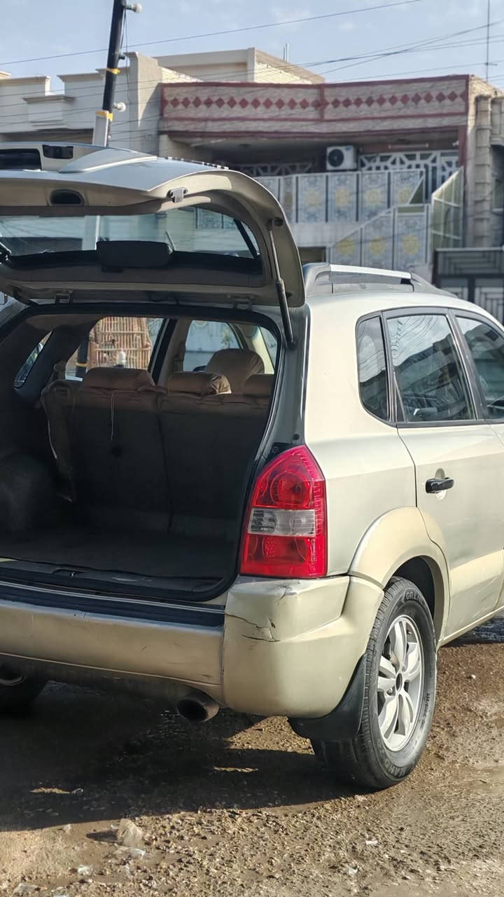 السلام عليكم من رخصة الادمن توسان 2009 4سلندر كير ومحرك خير من الله تبريد شغال بيها 4قطع صفحه السايق وبنيد مبدل رادها 98$ ورقه وبيها مجال الاتصال على الرقم*********** متواجد اتصال وتساب
