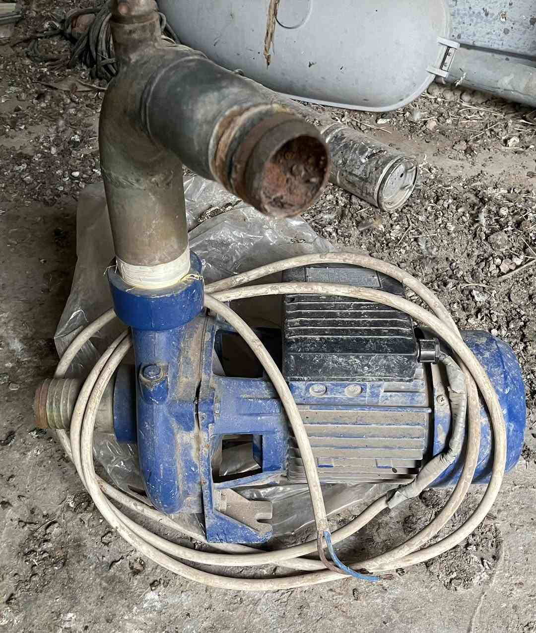 السلام عليكم
للبيع منظومة تقطير زراعية متكاملة

التفاصيل :

1.ماطور ( مضخه ) ظغط عالي 2 انج سنكل فيز مع ملحقاته

2. صونده 2 انج تركي اصلي طول 250 متر

3.تانكيات العدد 2 سعة الواحد 5000 لتر المجموع 10 آلاف لتر

4. صوندات تقطير حجم 20ملم مع النوزلات كامله 6 لفات (600متر)

5. ظفيرة كهرباء قطعتين 2*16 خطين  50 متر

ملاحظة : المنظومة نظيفة جدا
               المنظومة تكفي 2 دونم 

السعر الكلي 1250،000 مليون و ميتين وخمسين الف

للتواصل ***********
