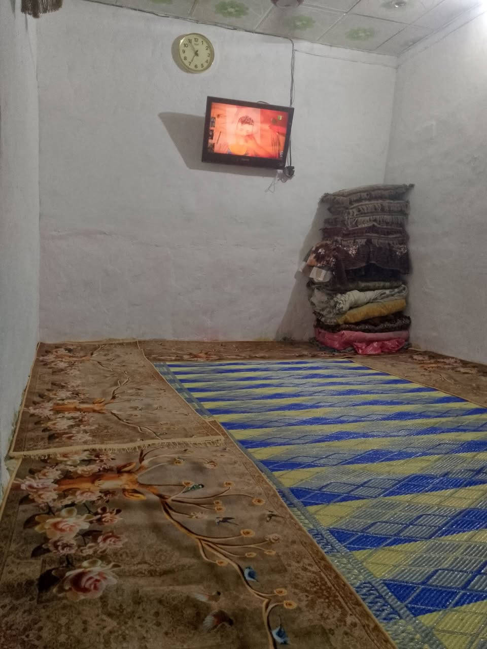 بيت لبيع بحي الرحمه قطاع 7 مساحه 80م  يتكون من غرفه صاله استقبال مطبخ تخاريج طارمه ***********
