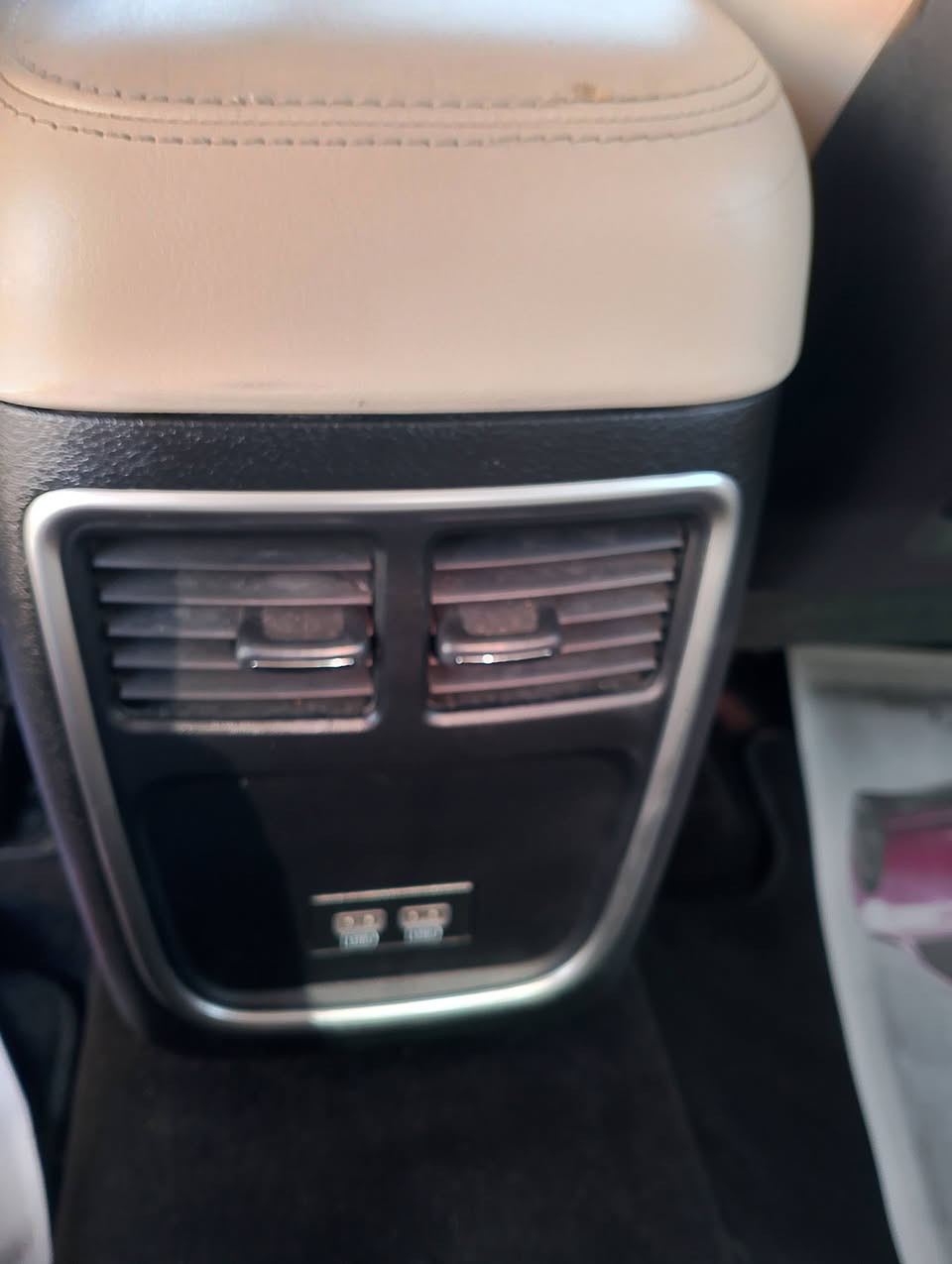 السلام عليكم
كلايزر اوباما مديل 2016اصل دخول جديد كتاب ضباط 
سياره جديده  ماشيه119mil 
السياره حادثه بس جاملغ امامي مبدل فقط بدون دواخل وبدون ايرباك السياره احلى من الصوره دواخل بيجي مواصفات لمتد معروفه السياره ضابطها صلاح الدين 
يعني تترقم صلاح الدين ورقمها مجاني عل دوله وتحويل بسم المشتري السعر 205 وبيه مجال مكان السياره البصره قضاء الصادق بني منصور 
الرقم ***********
