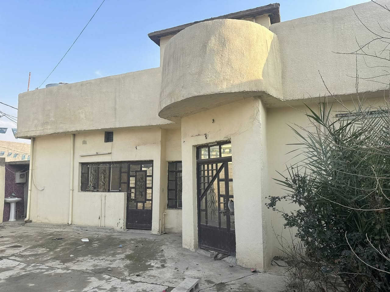 ⭕️ دار بـموقع جيد للبيع
دار سكني فـي حـي الـحمزلي

🔻مسـاحة الدار 260 مـتر

💢نـوع العقار زراعي مسجل

طابق واحد يحتوي على كراج سيارة كبير وحديقة واستقبال ومطبخ وغرفتين نوم ومجمع صحيات وبيتونة 

الدار ركن في شارع مخدوم 

لمزيد من المعلومات مراسلتناأو الأتصال الرقم ‭0773 007 3825‬
