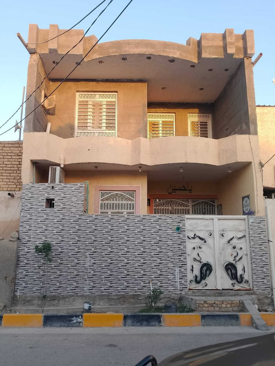 السلام عليكم
🏠 بيت للبيع في سوق الشيوخ - الحي العسكري
شارع المستوصف ويدخل أيضاً على شارع سيد جواد  المنطقة مخدومة بالكامل وقريبة من الخدمات والمرافق الأساسية
📐 المساحة الكلية: 100 متر
 طابو ملك صرف (سند جاهز للتحويل)
 طابقين (بناء نظيف وجديد )
التصميم الداخلي والمرافق:
🛏️ غرف النوم: غرفتين نوم  وحده فوك ووحده جوا + مخزن صغير
صالتين فوك وجوه
وديوانيه + بلكونة مطلة + سطحين 
🚿 الخدمات الداخلية: مطبخ ومجموعات صحية متكاملة.
💵 السعر: [ 85 مليون  ] (قابل للتفاوض بيه مجال )
للاستفسار عن البيت 
📱 رقم الهاتف: ***********

