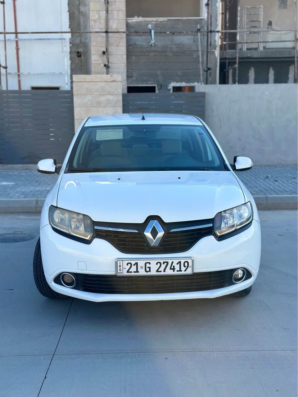 ڕینۆ سیمبول ٢٠١٧ سپی بەفری 
٣ پارچەی بۆیاخە زۆر جوان و ڕێک و پێکە قرچێکی دوای هەیە پێشی کەپسە سەنەوی تازەیە تا ٢٠٢٨ مەسرەفی تیا نیە ماڵی دۆستە تایەی تازە و ڕۆنی تازەیە
*********** السليمانية, العراق
