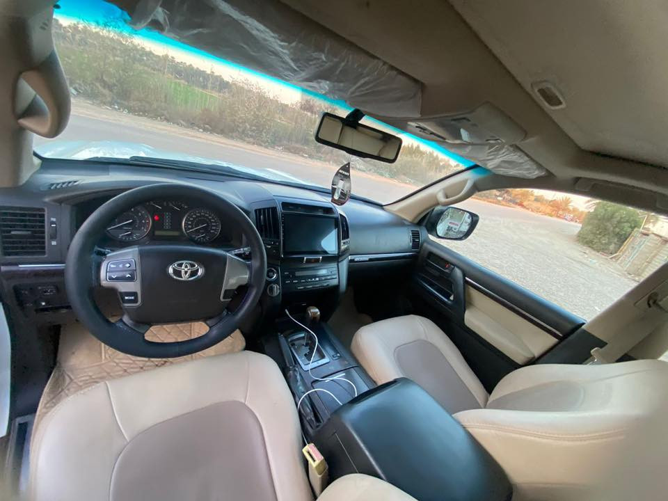 يالله 
السلام عليكم لاندكروز 2011 ستينيه اصل V6  كشنات بقلاوه رقم بغداد الجديد هزه وفحص وسنويه كله جديد مكينه وكير وحداديه كله مكفول مامفتوحات بشرط الفحص تخم تاير جديد السياره مكفوله كفاله عامه ماشية ١١٥  
الموصفات
كشنات بقلاوه جلد +ثلاث حركات 
شاشه 
كامره 
فتحه سقف 
بصمه +بصمه ابواب 
يدات نيكل 
مري كهرباء +اشاير بل مري 
حساسات امامي خلفي 
تحكمات ستيرن جهتين 
بعد بيه هواي موصفات معروفه مواصفات الستينيه فول
السعر  ٣١٢ وبيها مجال
***********
