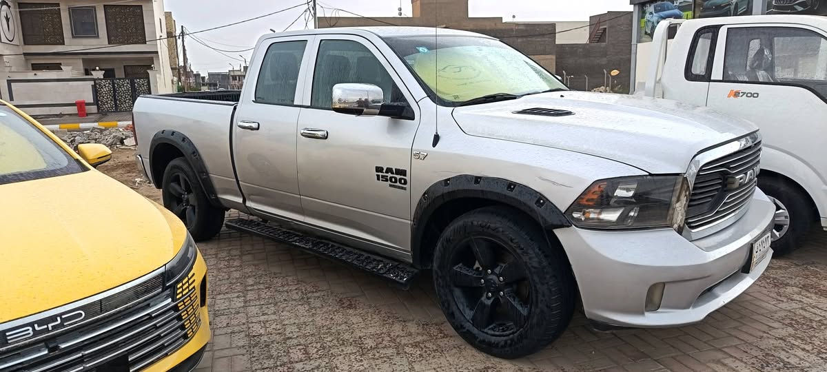 السلام عليكم ورحمة دوج رام كلاسك  موديل ١٩ رقم بغداد تحويل مباشر باب قصير بدي طويل كير مكينة كفالة ٣٦٠٠ مكفولة من الضربة القوية فقط صبغ حزام جمالية مكانها واسط صويرة *********** السعر ١٦٥ وبي مجال قليل
