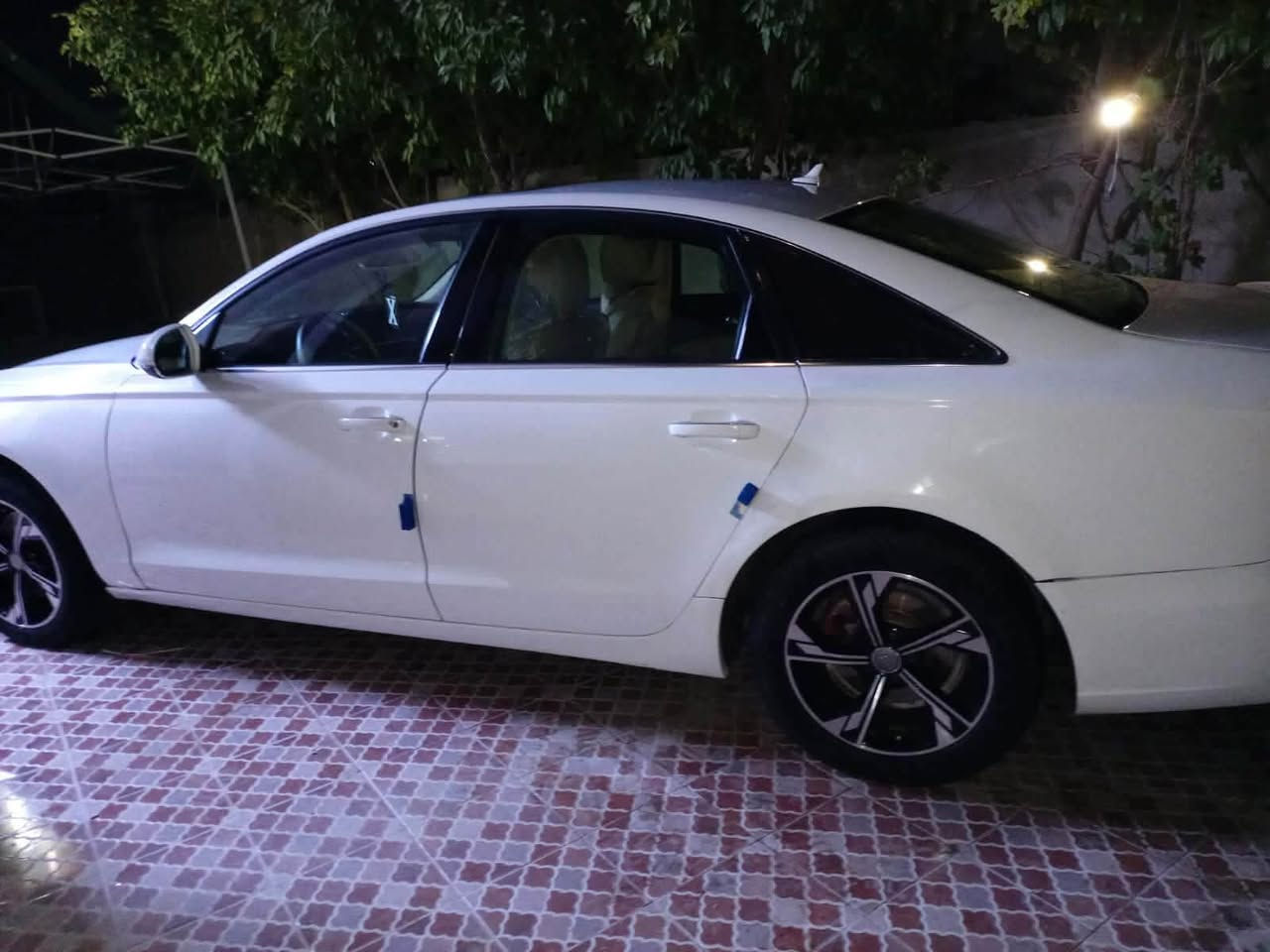 اودي A6
محرك 6سلندر 2700
فول مواصفات اعلى فئه 1/1
المواصفات:
1-ابواب شفط
2-بصمة ابواب
3-بانروما
4-كشنات جلد كهرباء
5-نضام صوتي
6-مثبت سرعه
وبيها خير من الله بعد ماينعدن بس للامانه المحرك بيه صوت راجس بدون تبخير وتنقيص
السعر:83وبيها مجال 
العنوان:صلاح الدين سامراء
الرقم:***********
متوفر واتساب غير متوفر ماسنجر !
