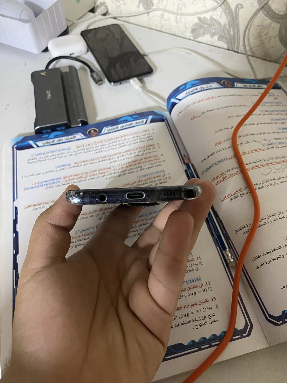 جهاز نوت ١٠ لايت شاشته مكسورة لا تعمل جهاز متروك صارله فتره كارتونه ويا مساحه ١٢٨ قيقا ظهر طايح تواصل واتس *********** للاستفسار
